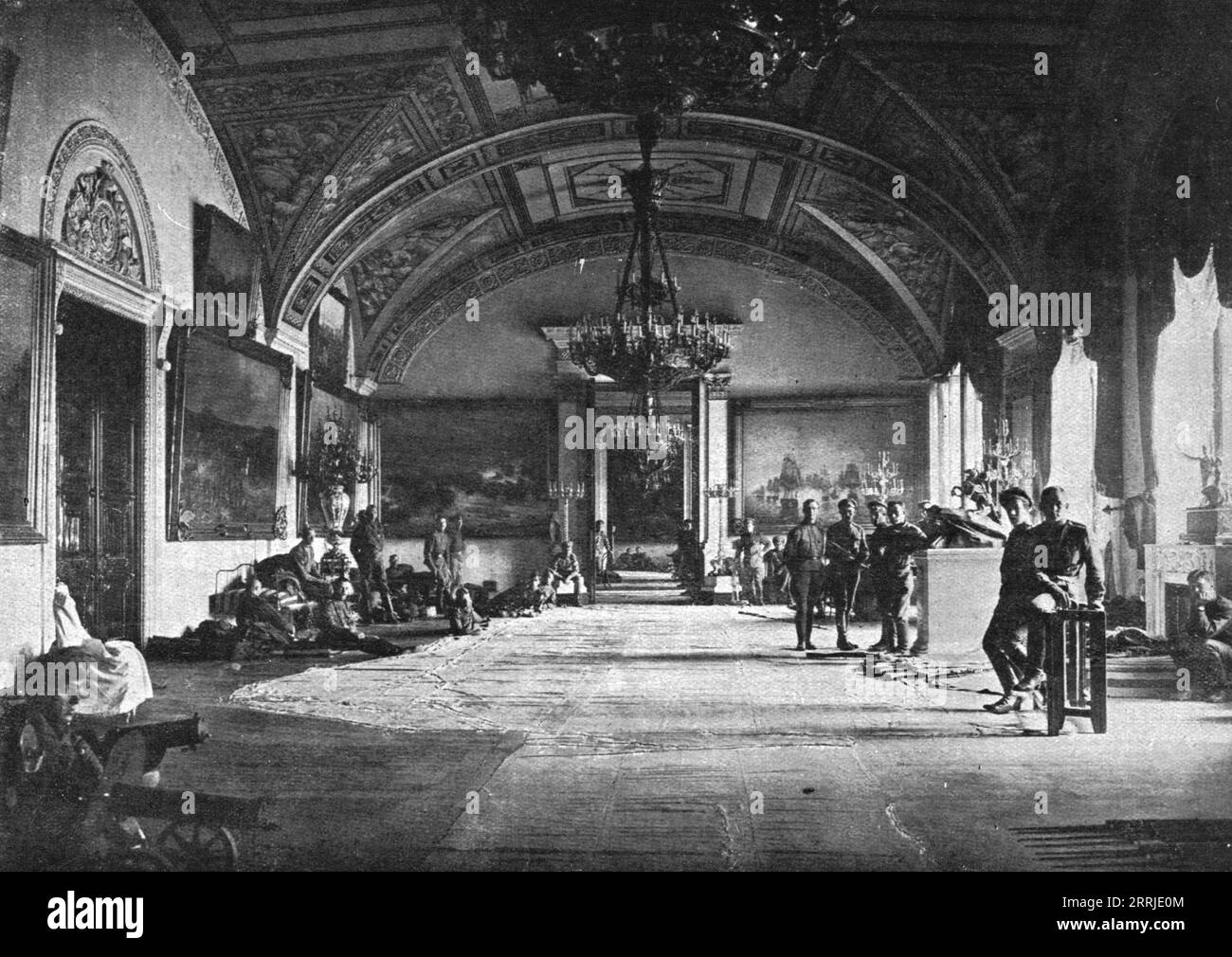"Le coup d'État bolchevique en Russie ; jours sanglants à Petrograd: les officiers cadets, défenseurs du gouvernement de Kerensky, attendent, dans les halls du Palais d'hiver, l'assaut des Maximalistes auquel ils succomberont, sans qu'un seul s'échappe, dans la nuit du 7 au 8 novembre 1917', 1917. Extrait de "l'Album de la Guerre 1914-1919, Volume 2" [l'Illustration, Paris, 1924]. Banque D'Images