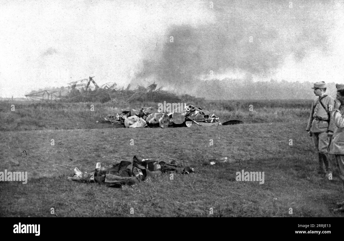 German Air Disaster ; le zeppelin "L-44" de la marine, abattu à Saint-Clement par la 174e section de défense antiaérienne et photographié alors que ses débris carbonisés fumaient encore; au premier plan, les cadavres de deux membres de l'équipage qui s'étaient jetés par-dessus bord, ainsi que de trois de leurs camarades, pour ne pas être brûlés vifs', 1917. Extrait de "l'Album de la Guerre 1914 -1919, Volume 2" [l'Illustration, Paris, 1924]. Banque D'Images