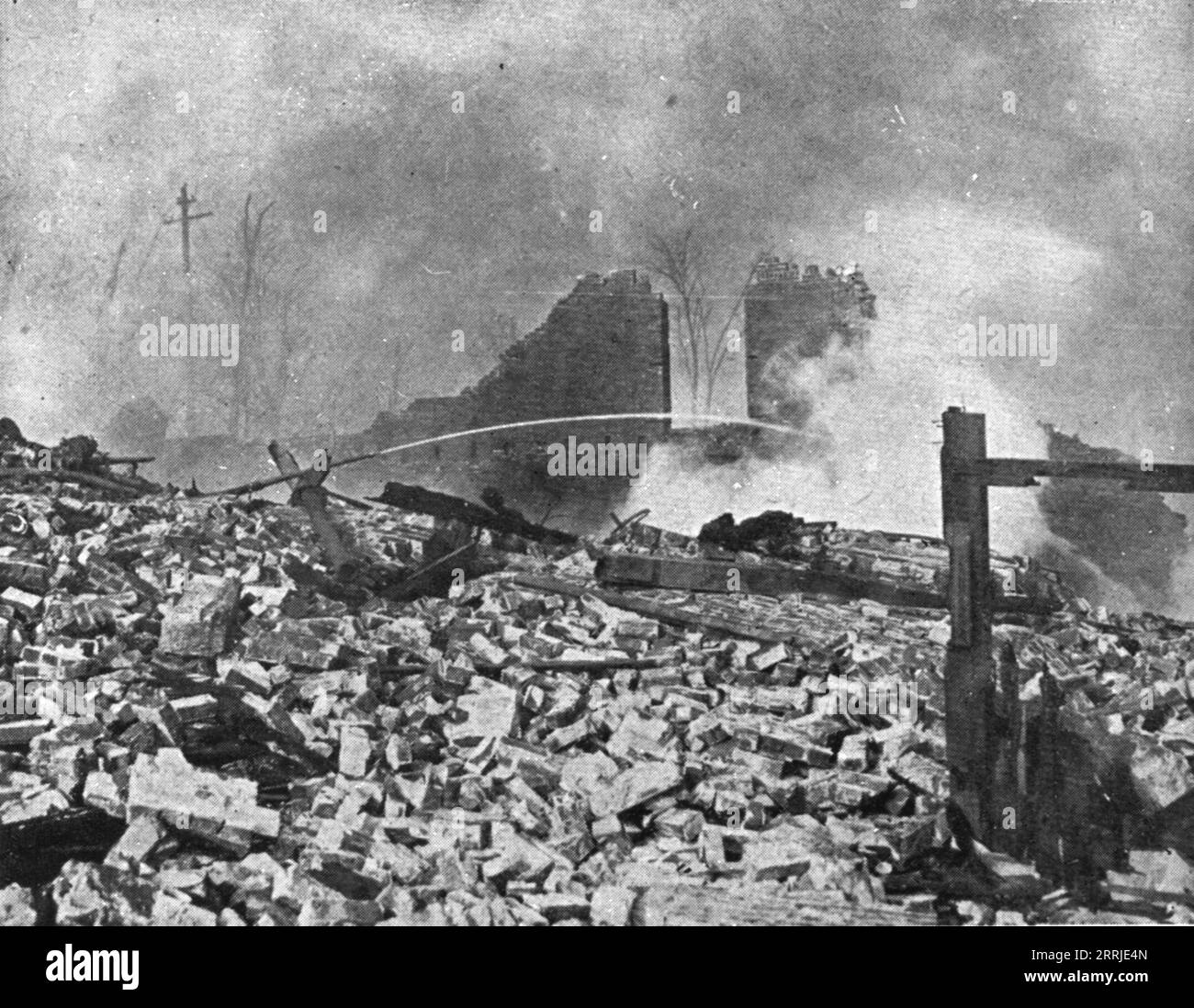 « Au Canada : l'explosion de Halifax les moulins de Gurney finissent de brûler », 1917. Extrait de "l'Album de la Guerre 1914-1919, Volume 2" [l'Illustration, Paris, 1924]. Banque D'Images