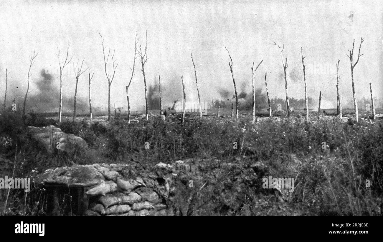 Attaque française du 31 juillet 1917 ; préparation de l'artillerie sur la deuxième ligne allemande sur la rive est du canal de l'Yser à Ypres ; cette vue a été prise de la rive ouest du canal, 1917. Extrait de "l'Album de la Guerre 1914-1919, Volume 2" [l'Illustration, Paris, 1924]. Banque D'Images