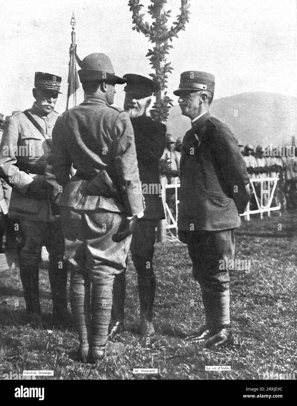 Offensive italienne d'Isonzo ; avant l'offensive : lors d'une visite au front italien, M. Poincaré décore un capitaine des Bersaglieri en présence du roi, 1917. Extrait de "l'Album de la Guerre 1914-1919, Volume 2" [l'Illustration, Paris, 1924]. Banque D'Images