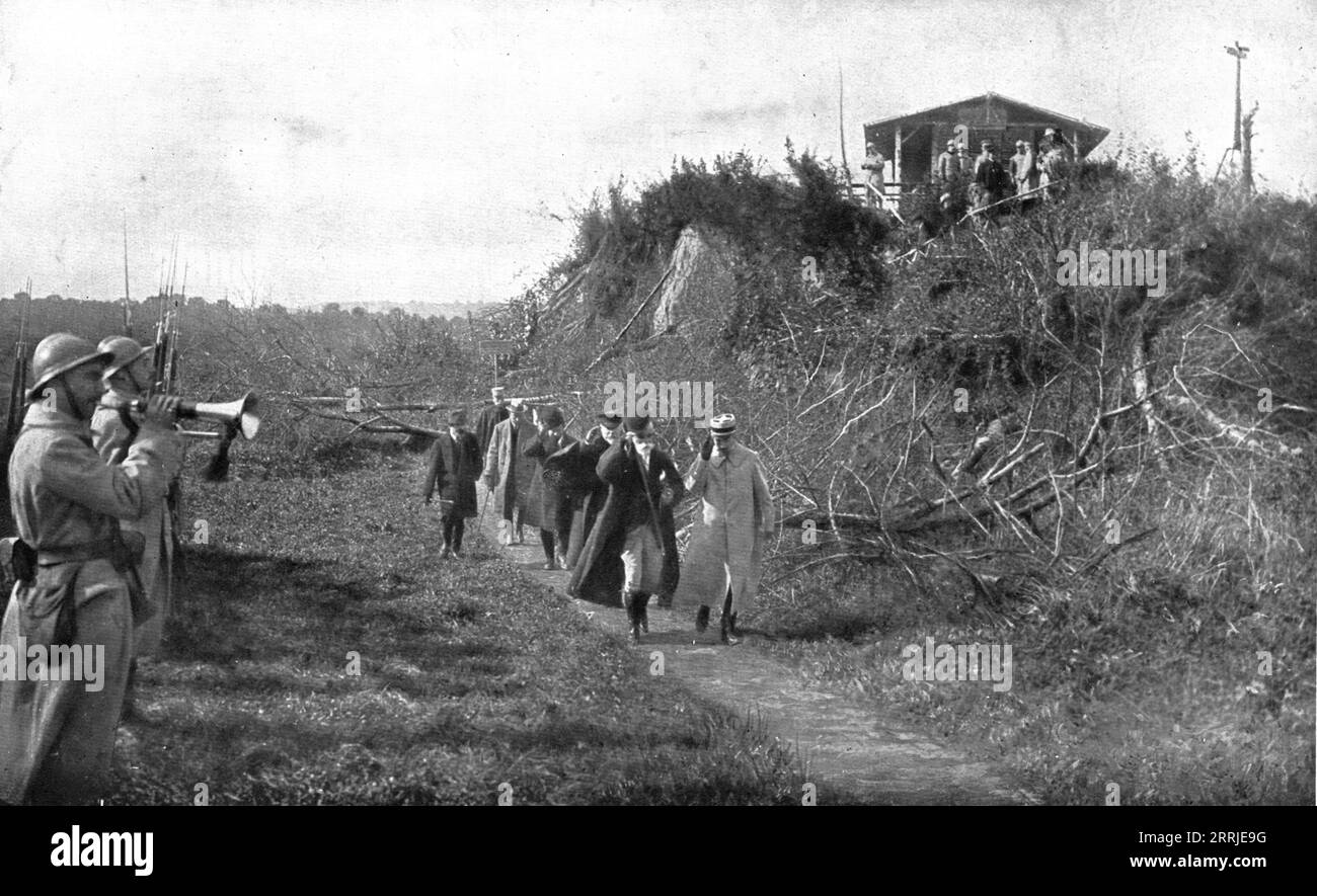 'Président de la République portugaise sur le front ; voyageant à travers les régions libérées de l'Oise à Nesle, le président est emmené à l'ancien poste d'observation du prince Eitel de Prusse, fils du Kaiser ; derrière M. Machado, nous reconnaissons M. Poincaré', 1917. Extrait de "l'Album de la Guerre 1914-1919, Volume 2" [l'Illustration, Paris, 1924]. Banque D'Images