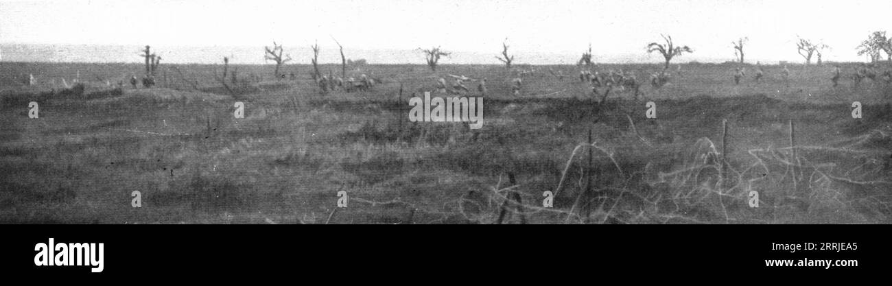 'La bataille de la Malmaison ; aube du 23 octobre : envoi d'une vague d'assaut, au sud de Vaudesson ; à gauche, à l'horizon, un char', 1917. extrait de "l'Album de la Guerre 1914-1919, Volume 2" [l'Illustration, Paris, 1924]. Banque D'Images