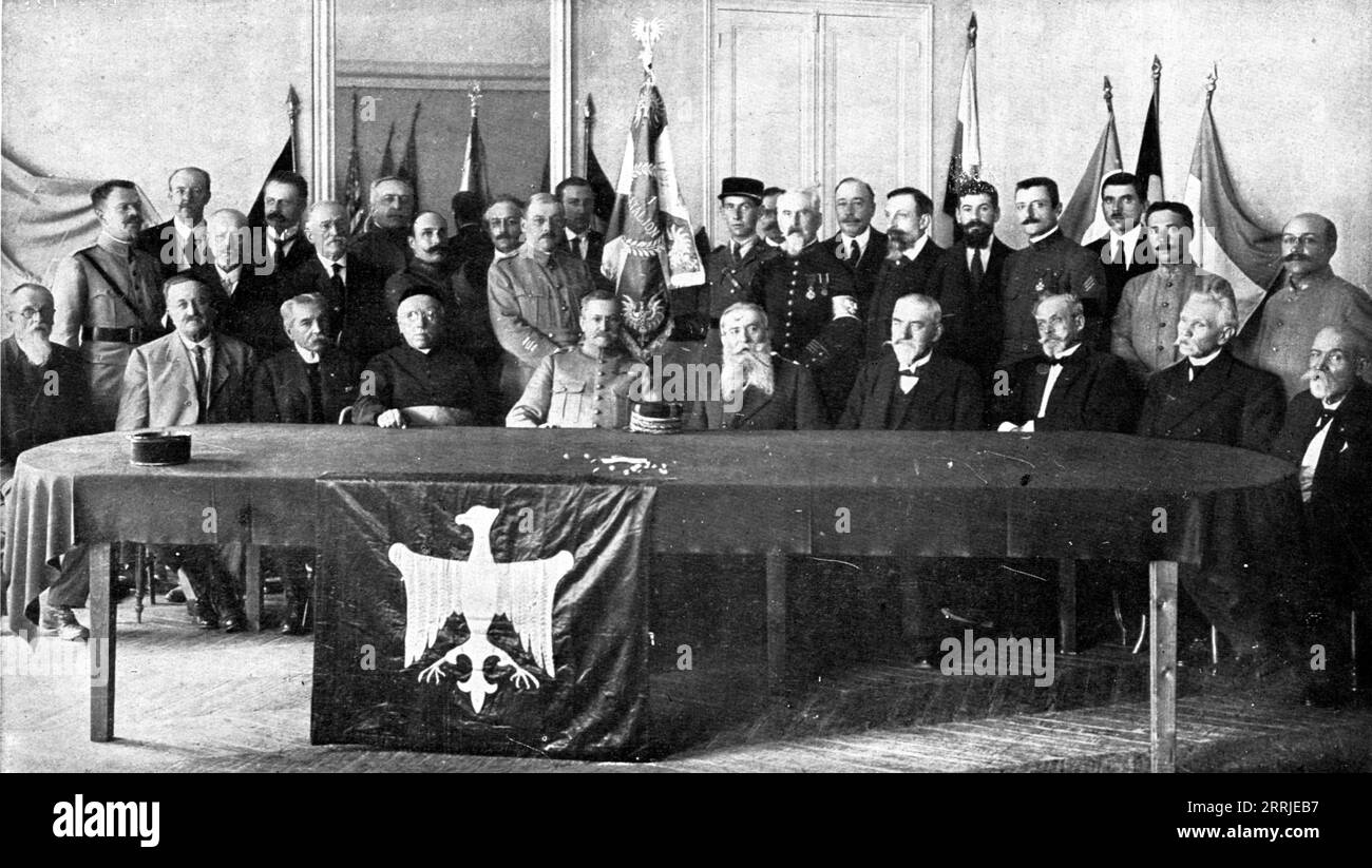 'Création de l'armée polonaise en France ; la mission franco-polonaise reçoit le drapeau qui sera remis, le 15 octobre 1917, au 1e bataillon de chasseurs polonais', 1917. Extrait de "l'Album de la Guerre 1914-1919, Volume 2" [l'Illustration, Paris, 1924]. Banque D'Images