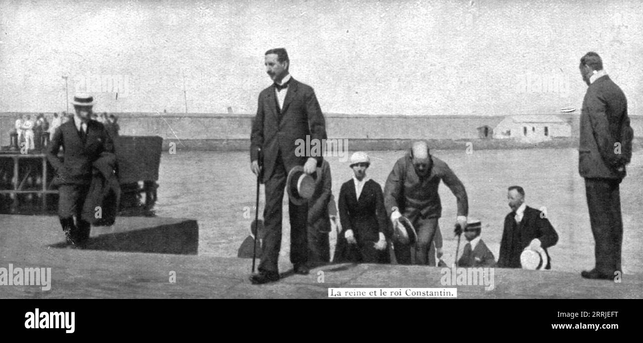 « Les événements de GRECE ; APRES avoir quitter la terre grecque, le 14 juin, a bord du yacht royal &lt;Sphacteria&gt;, Constantin et sa famille débarquent, le 17, dans le port italien de Villa San Giovanni, d'ou ils se rendront en Suisse », 1917. Première Guerre mondiale : événements en Grèce ; après avoir quitté le 14 juin à bord du yacht royal 'Sphacteria', Constantin et sa famille (dont Sophia, Reine Consort), arrivent dans le port italien de Villa-San-Giovanni le 17 juin, d'où ils se rendront en Suisse. (Constantin quitta la Grèce après les menaces des forces de l'Entente de bombarder Athènes). De "l'A" Banque D'Images