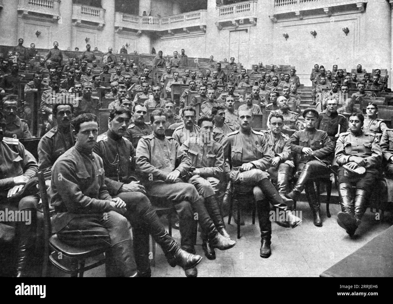 « Les soubresauts de la Russie ; au palais de Tauride : une s&#xe9;ance du congrès des déléguées des armées du front qui se termine par le vote d'une résolution en faveur de la guerre &lt;&lt;menee jusqu'au bout pour une paix comportant de justes réparations gt;&gt; », 1917. Bouleversements en Russie : au Palais Tauride : une session du Congrès des délégués des armées du front qui s'est terminée par le vote d'une résolution en faveur de la guerre (première mondiale) "menée jusqu'au bout pour une paix incluant des réparations justes". Extrait de "l'Album de la Guerre 1914-1919, Volume 2" [l'il Banque D'Images