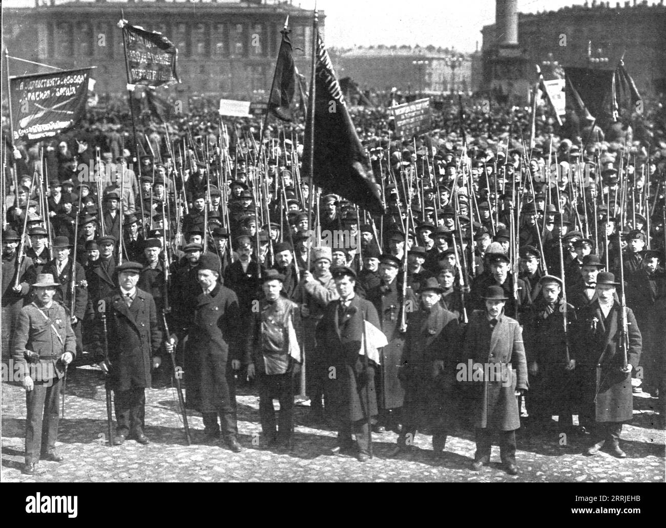 'Les soubresauts de la Russie ; le debut des gardes rouges : une manifestation de la &lt;&lt;milice nationale&gt;&gt ; des ouvriers qui, après avoir envie et Pill&#xe9 ; l'arsenal, se sont refus&#xe9&;s a rendre les armes dont s'ement;1917. Bouleversements en Russie : le début de la Garde rouge : une manifestation de la "milice nationale" ouvrière qui, après avoir envahi et pillé l'arsenal, a refusé de renoncer aux armes qu'ils avaient saisies. Extrait de "l'Album de la Guerre 1914-1919, Volume 2" [l'Illustration, Paris, 1924]. Banque D'Images