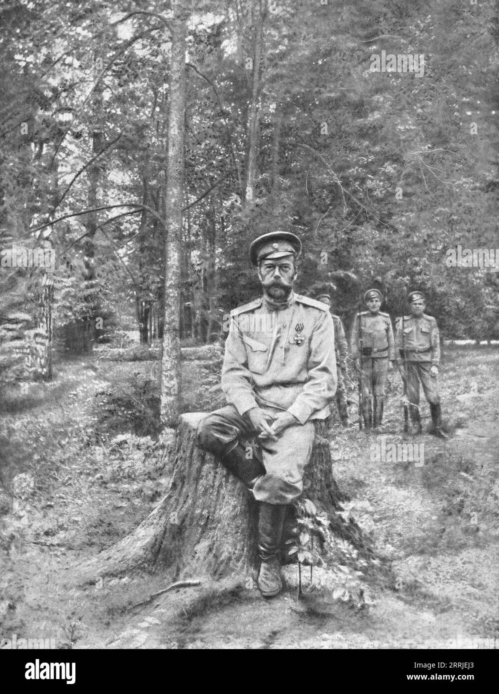 «Le prisonnier de Tsarskoie-Selo ; l'empereur dechu et ses gardiens dans le parc de l'ancien chateau Imperial, d'ou il fut dirig&#xe9;, le 13 aout 1917, sur Tobolsk, en Sibérie», 1917. Révolution russe : «le prisonnier de Tsarskoïe Selo ; l'empereur déchu (Tsar Nicolas II) et ses gardiens dans le parc de l'ancien château impérial, d'où il a été emmené, le 13 août 1917, à Tobolsk, en Sibérie». (La famille royale russe a été assignée à résidence au palais Alexandre à Tsarskoïe Selo, avant d'être exécutée par peloton d'exécution à Ekaterinbourg le 17 juillet 1918. Extrait de "l'Album de la Banque D'Images