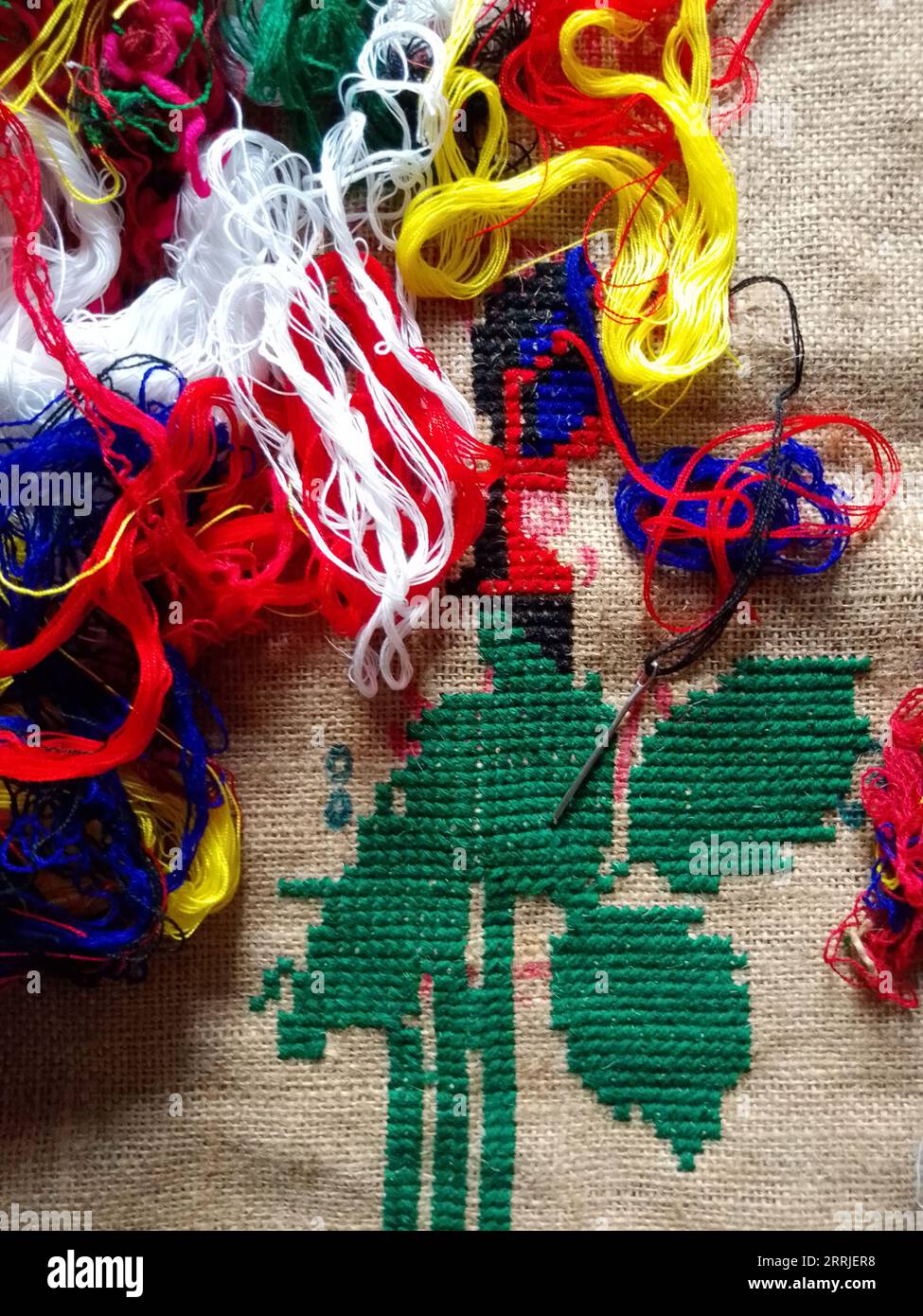 Fils colorés, cotons, aiguilles sont sur la table. Banque D'Images