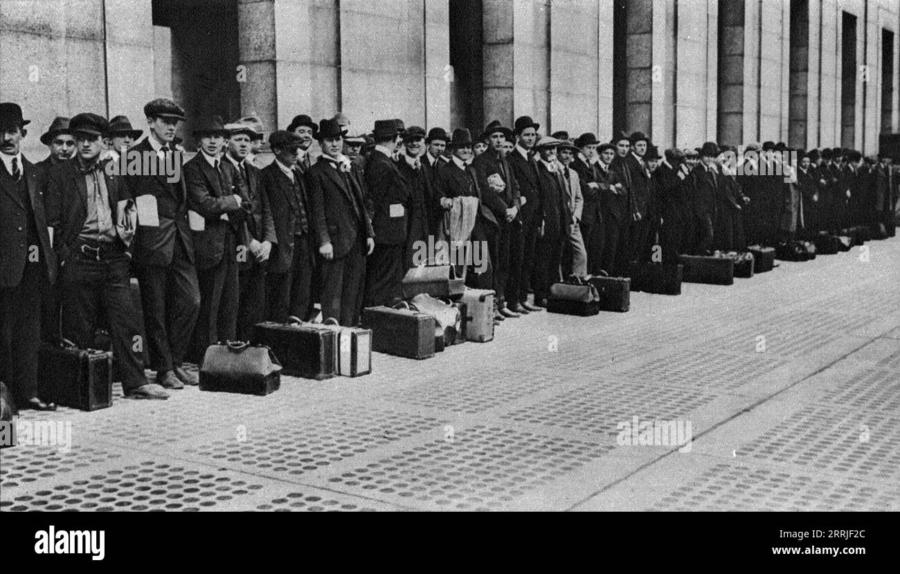 'La Preparation a la Guerre aux Etats-Unis ; jeunes recrues americaines attendant le train qui les transportera au camp d'entrainement', 1917. USA : préparatifs pour la première Guerre mondiale - jeunes recrues américaines attendent le train qui les mènera au camp d'entraînement. Extrait de "l'Album de la Guerre 1914-1919, Volume 2" [l'Illustration, Paris, 1924]. Banque D'Images