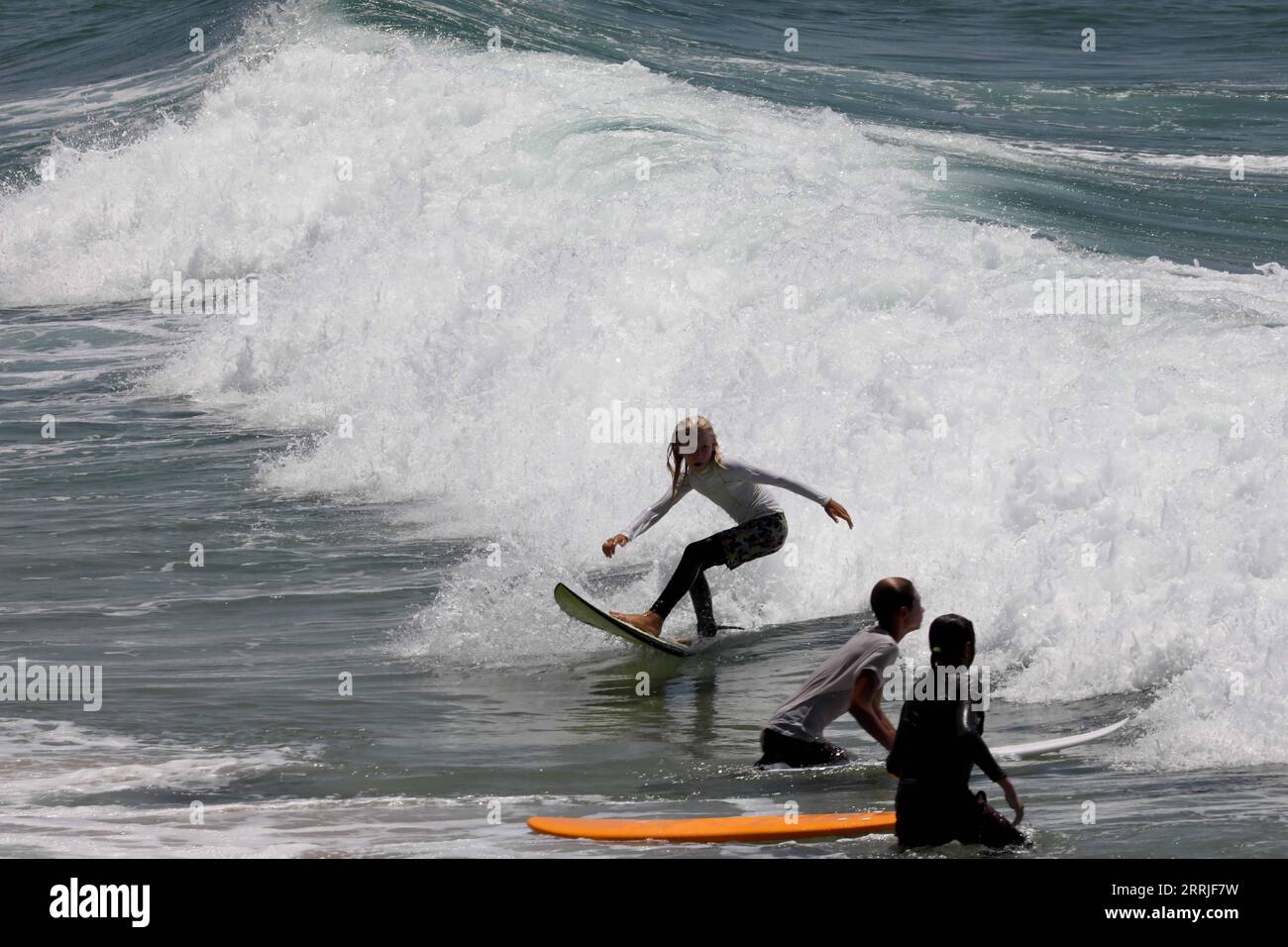 220721 -- TEL AVIV, le 21 juillet 2022 -- les gens surfent dans la mer Méditerranée à Herzliya, ville israélienne près de tel Aviv, Israël, le 20 juillet 2022. Photo de Gil Cohen Magen/Xinhua ISRAEL-TEL AVIV-MER MÉDITERRANÉE LvxYingxu PUBLICATIONxNOTxINxCHN Banque D'Images