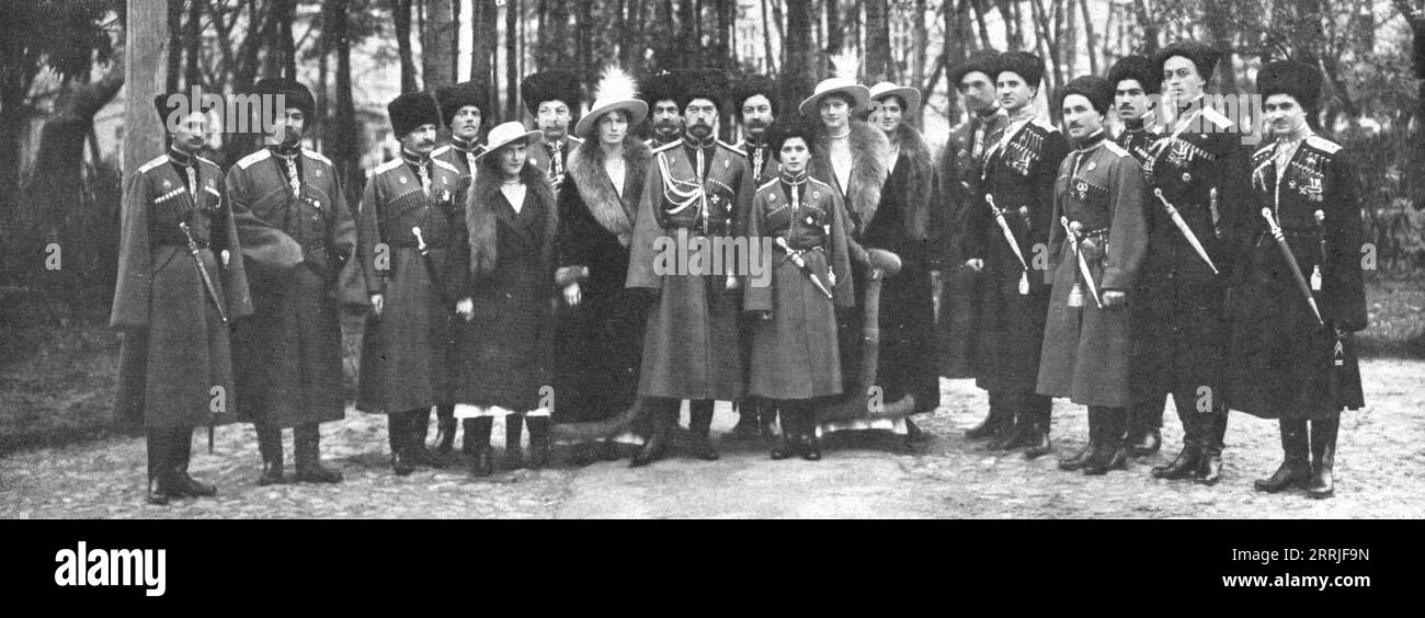 «La fin d'un régime et d'un règne ; une des dernières photographies de la famille impériale avant l'abdication ; Nicolas II, son fils le tsarevitch Alexis, et les grandes-duchesses, ses filles, au milieu des officiers de sa garde», 1917. La fin d'un régime et d'un règne : l'une des dernières photographies de la famille impériale russe avant l'abdication ; Nicolas II, son fils tsarevitch Alexis, ses filles, et les gardes de maison. Le tsar et la tsarine et leurs enfants ont été exécutés par un peloton d'exécution le 17 juillet 1918. Extrait de "l'Album de la Guerre 1914-1919, Volume 2" [l'Illustration, Paris, Banque D'Images