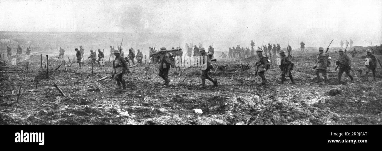 « Sur le front occidental : la prise de la Crete de Vimy ; le marche en avant canadien, le 9 avril 1917, a travers l'ancien no man's Land, la zone de mort qui séparait les premières lignes », 1917. Première Guerre mondiale : front occidental ; prise de la crête de Vimy. Les Canadiens avancent, le 9 avril 1917, à travers le vieux no man's Land, le champ de la mort qui sépare les lignes de front opposées. Extrait de "l'Album de la Guerre 1914-1919, Volume 2" [l'Illustration, Paris, 1924]. Banque D'Images