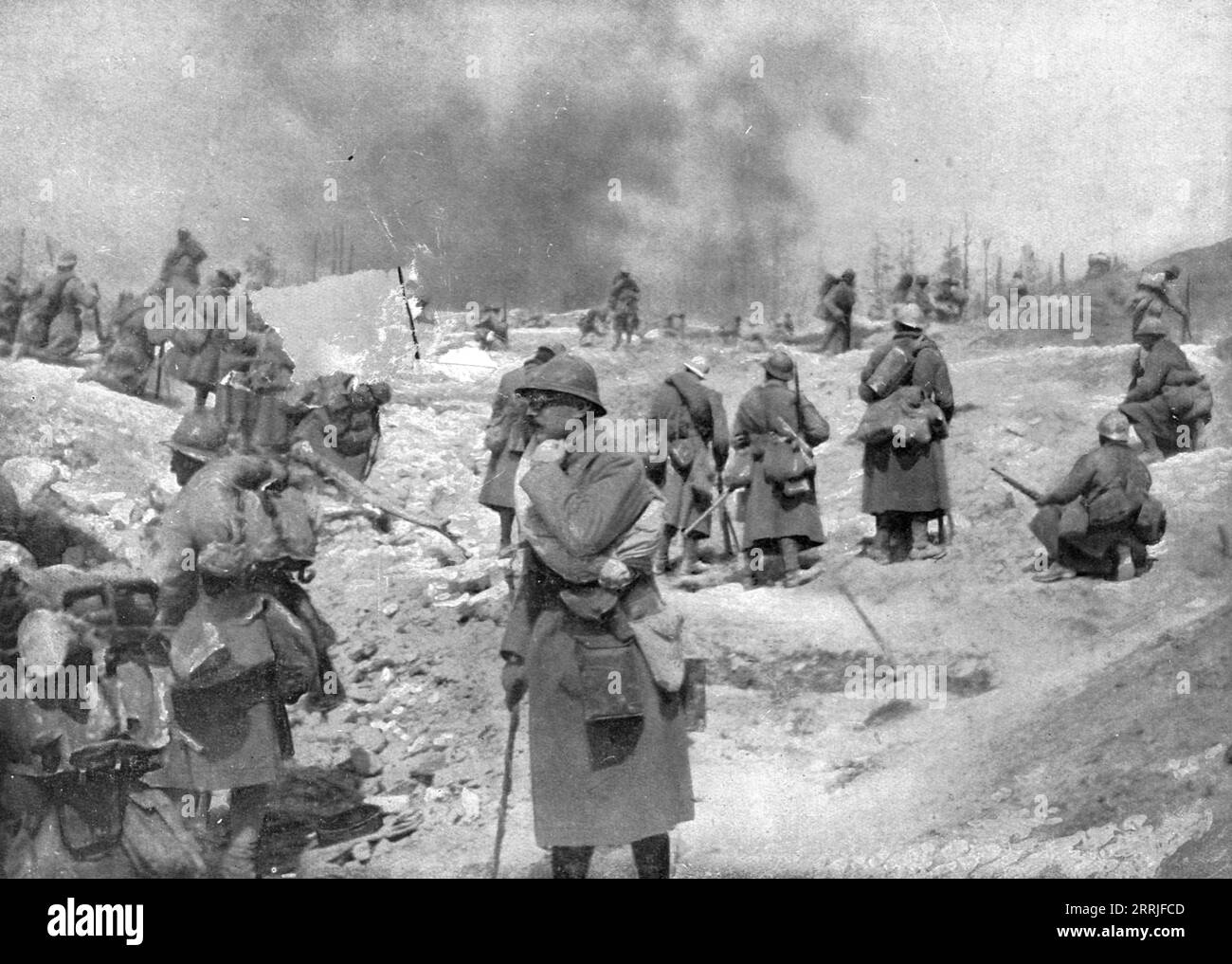 « L'attaque du Mont-Pertois ; un bataillon abordant, le 30 avril 1917, la ligne de crétes qui va être progressif conquise dans la journe », 1917. Première Guerre mondiale : l'attaque du Mont-Pertois ; 30 avril 1917, bataillon attaquant la ligne de crêtes qui sera régulièrement prise au cours de la journée. Extrait de "l'Album de la Guerre 1914-1919, Volume 2" [l'Illustration, Paris, 1924]. Banque D'Images