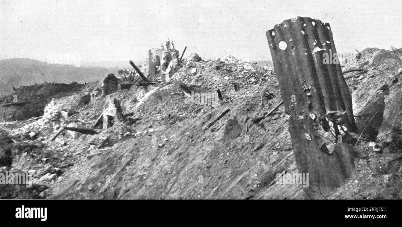 'Le champ de bataille ; un coin de Craonne : l'Eglise', 1917. Première Guerre mondiale : le champ de bataille ; l'église de Craonne. Extrait de "l'Album de la Guerre 1914-1919, Volume 2" [l'Illustration, Paris, 1924]. Banque D'Images