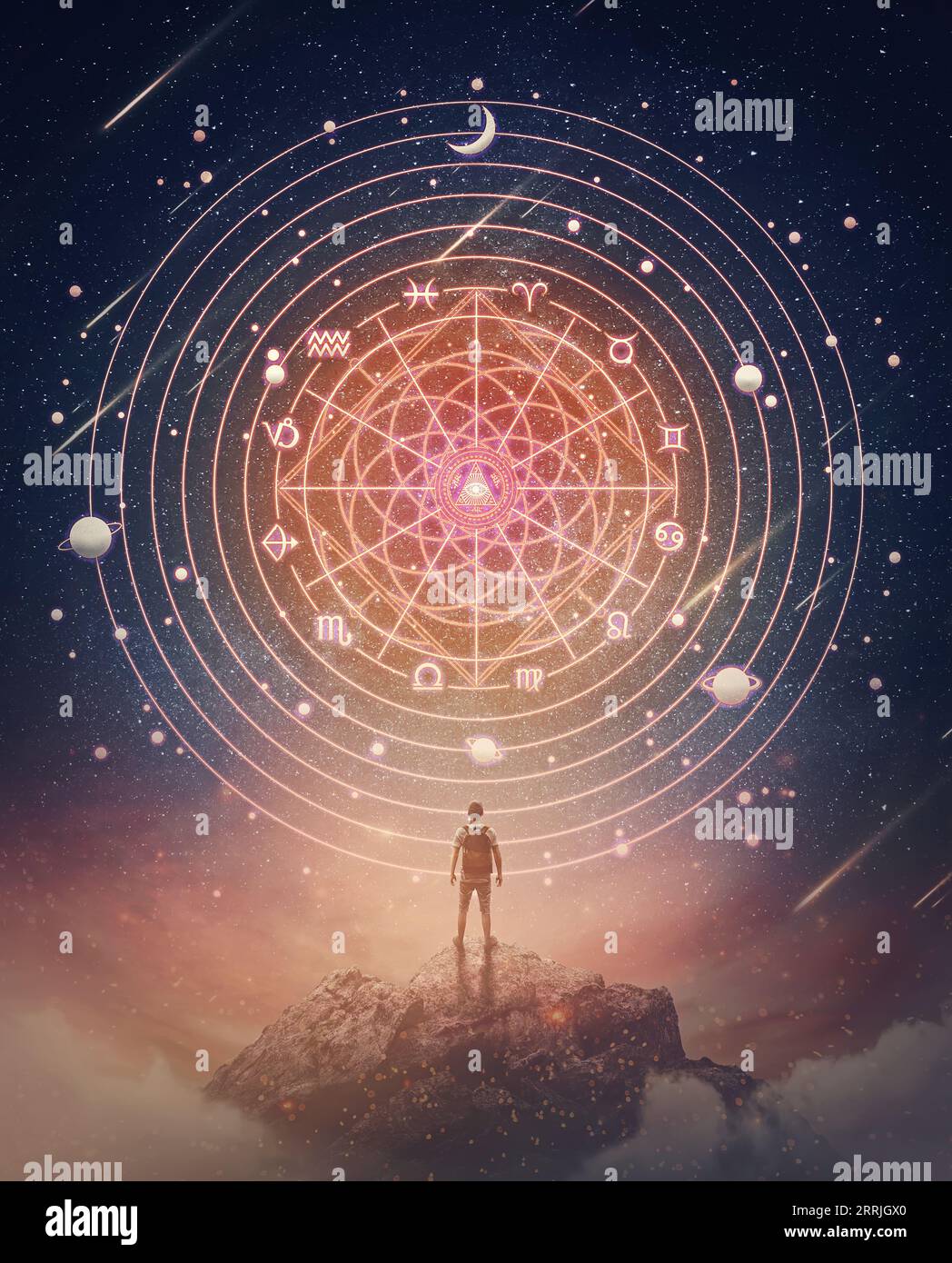 Scène merveilleuse avec une personne au sommet d'une montagne regardant la projection de roue astrologique sur le ciel étoilé de nuit. Signes du zodiaque, horos magiques Banque D'Images