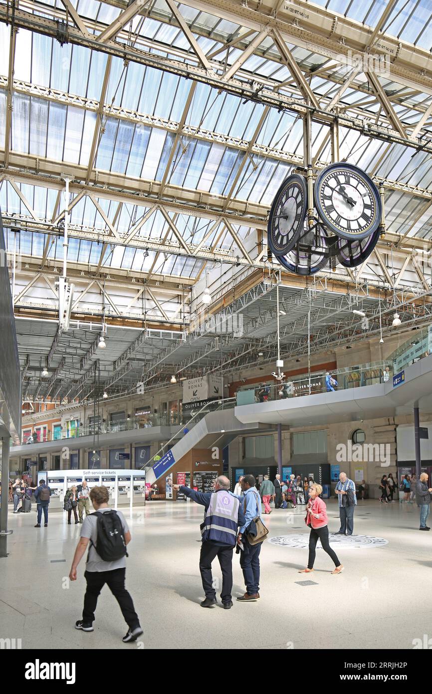 Hall principal à Waterloo Station, Londres, Royaume-Uni. Montre des plates-formes d'échafaudage suspendues pour la rénovation et le remplacement du vitrage du toit, été 2023 Banque D'Images
