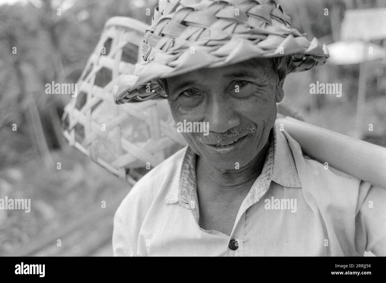 Portrait impressionnant d'un fermier balinais local travaillant dans le champ sous un soleil éclatant Banque D'Images