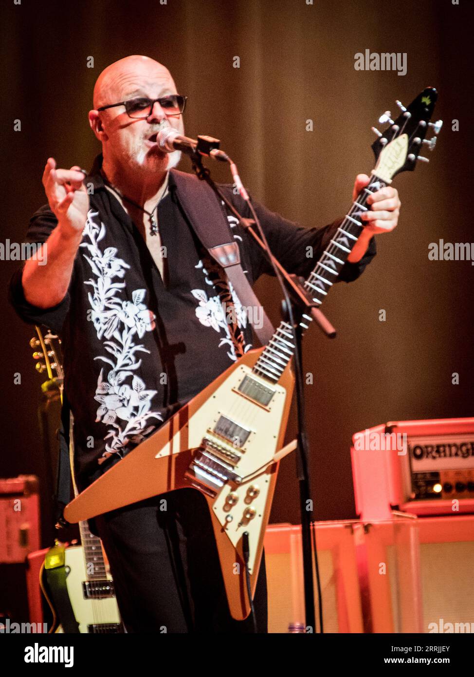 Andy Powell au chant et à la guitare Banque D'Images