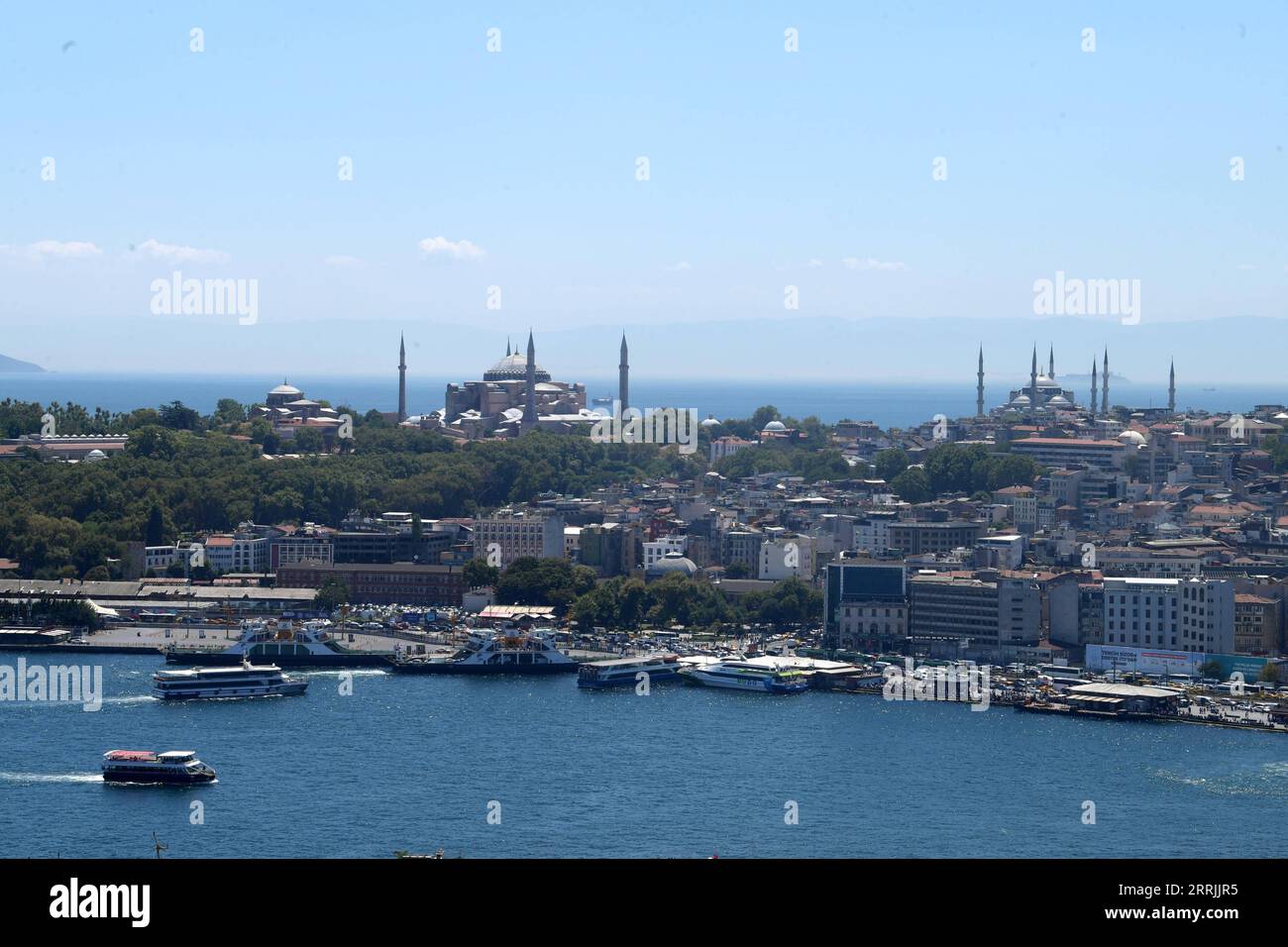 220727 -- ISTANBUL, le 27 juillet 2022 -- une photo prise le 26 juillet 2022 montre Sainte-Sophie L et la Mosquée Bleue à Istanbul, Turkiye. TRKIYE-ISTANBUL-SUMMER Shadati PUBLICATIONxNOTxINxCHN Banque D'Images