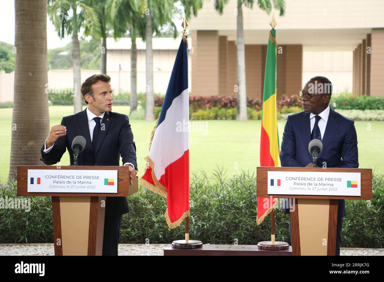 220727 -- COTONOU, le 27 juillet 2022 -- le président béninois Patrice talon R et le président français Emmanuel Macron assistent à une conférence de presse conjointe à Cotonou, Bénin, le 27 juillet 2022. Le président béninois Patrice talon et son homologue français Emmanuel Macron se sont engagés mercredi à lutter contre le terrorisme au Bénin et dans la sous-région ouest-africaine. Photo de /Xinhua BENIN-COTONOU-FRANCE-PRESIDENT-VISIT SeraphinxZounyekpe PUBLICATIONxNOTxINxCHN Banque D'Images