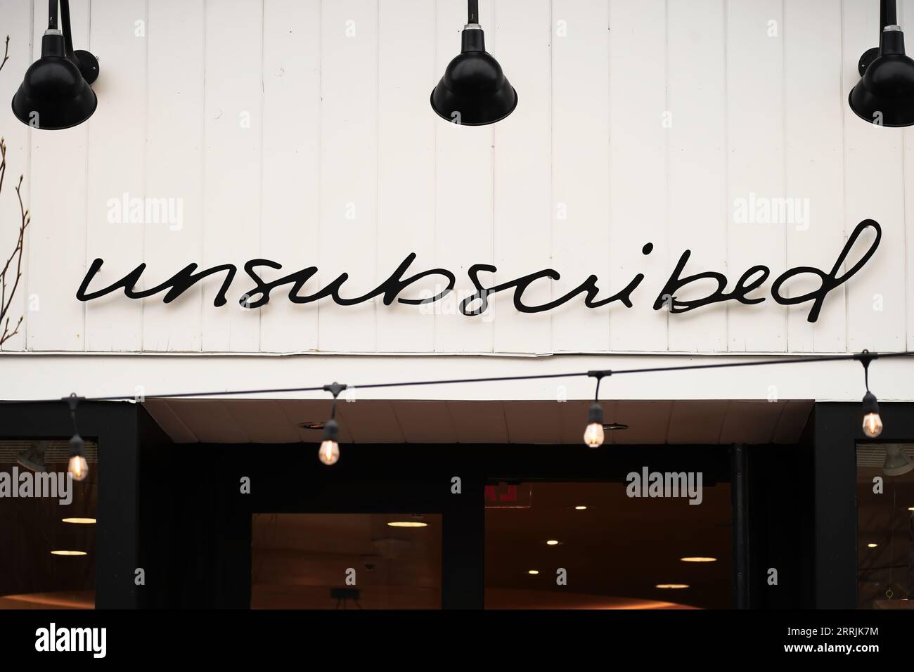 Westport, CT - 7 avril 2023 : marque d'accessoires vestimentaires pour femmes enseigne extérieure de boutique non souscrite, exploitée par American Eagle Outfitters Inc. Banque D'Images