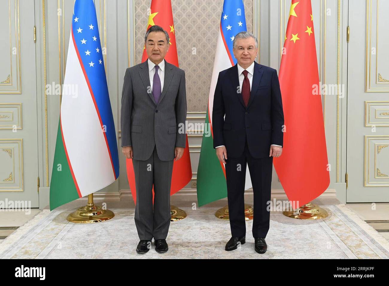 220729 -- TACHKENT, le 29 juillet 2022 -- le président ouzbek Shavkat Mirziyoyev rencontre le conseiller d'État chinois et ministre des Affaires étrangères Wang Yi à Tachkent, Ouzbékistan, le 28 juillet 2022. /Document via Xinhua OUZBÉKISTAN-TACHKENT-PRÉSIDENT-CHINE-WANG YI-RÉUNION Chine sxMinistryxofxForeignxAffairs PUBLICATIONxNOTxINxCHN Banque D'Images