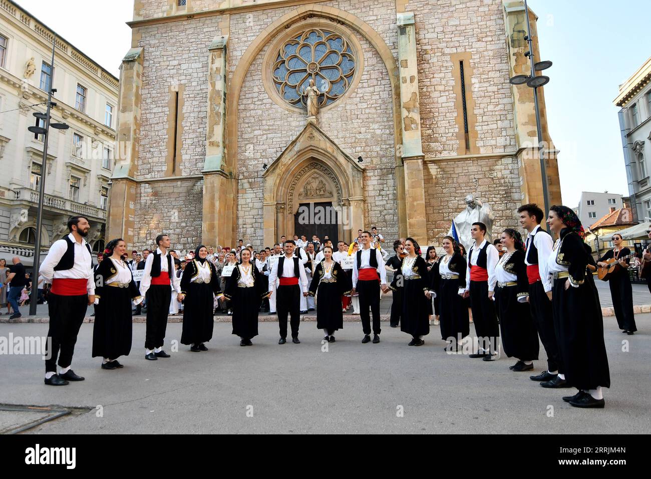 220729 -- SARAJEVO, le 29 juillet 2022 -- des danseurs se produisent dans le cadre d'un programme intitulé Living tradition-BiH folklore Show 2022 à Sarajevo, en Bosnie-Herzégovine, le 29 juillet 2022. Photo de /Xinhua BOSNIE-HERZÉGOVINE-SARAJEVO-SPECTACLE FOLKLORIQUE NedimxGrabovica PUBLICATIONxNOTxINxCHN Banque D'Images