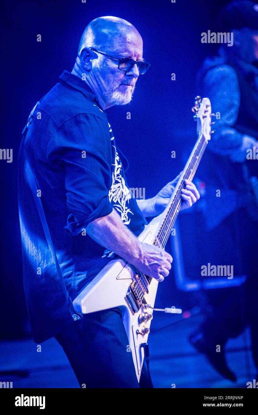 Andy Powell au chant et à la guitare Banque D'Images