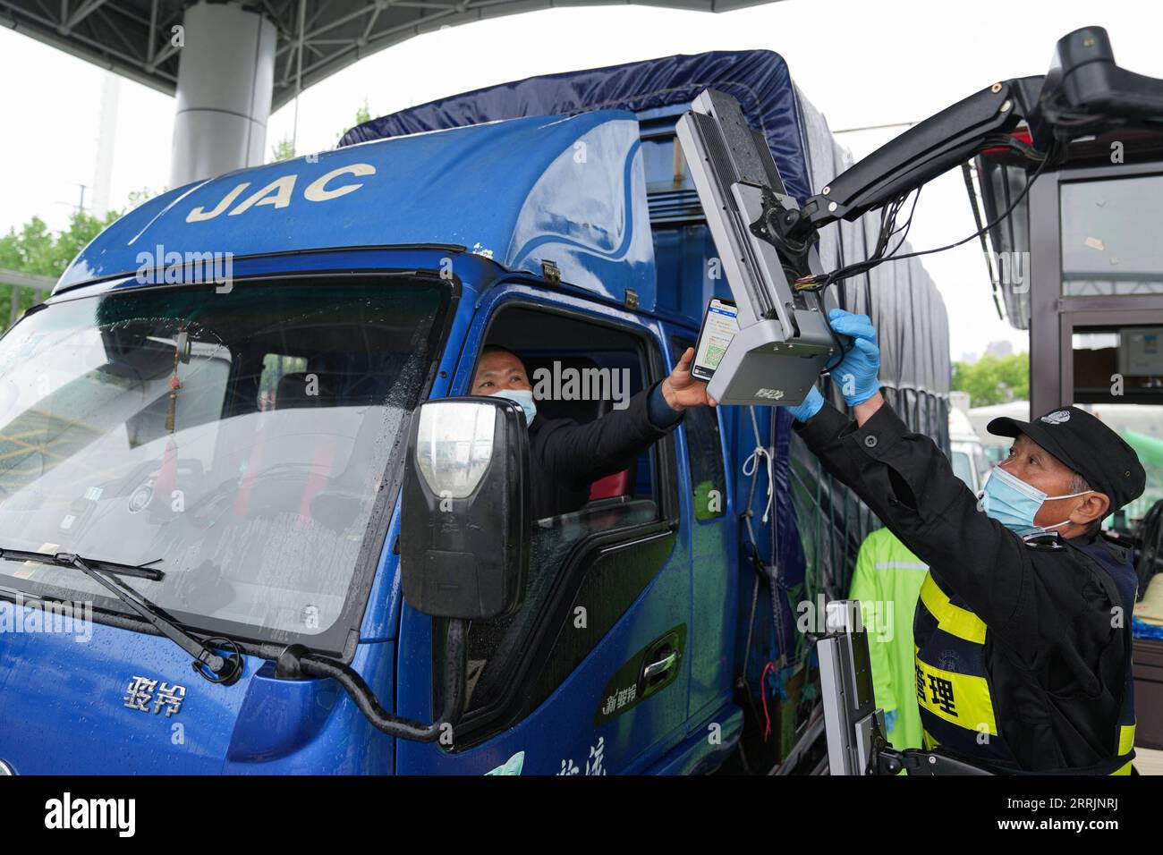 220801 -- PÉKIN, le 1 août 2022 -- Un chauffeur de camion fait scanner son code QR pour entrer dans un parc logistique de produits agricoles à Hefei, dans la province de l'Anhui de l'est de la Chine, le 13 avril 2022. Scan Xinhua titres : la Chine s'efforce de maintenir la dynamique de la croissance économique, visant les meilleurs résultats possibles DuxYu PUBLICATIONxNOTxINxCHN Banque D'Images