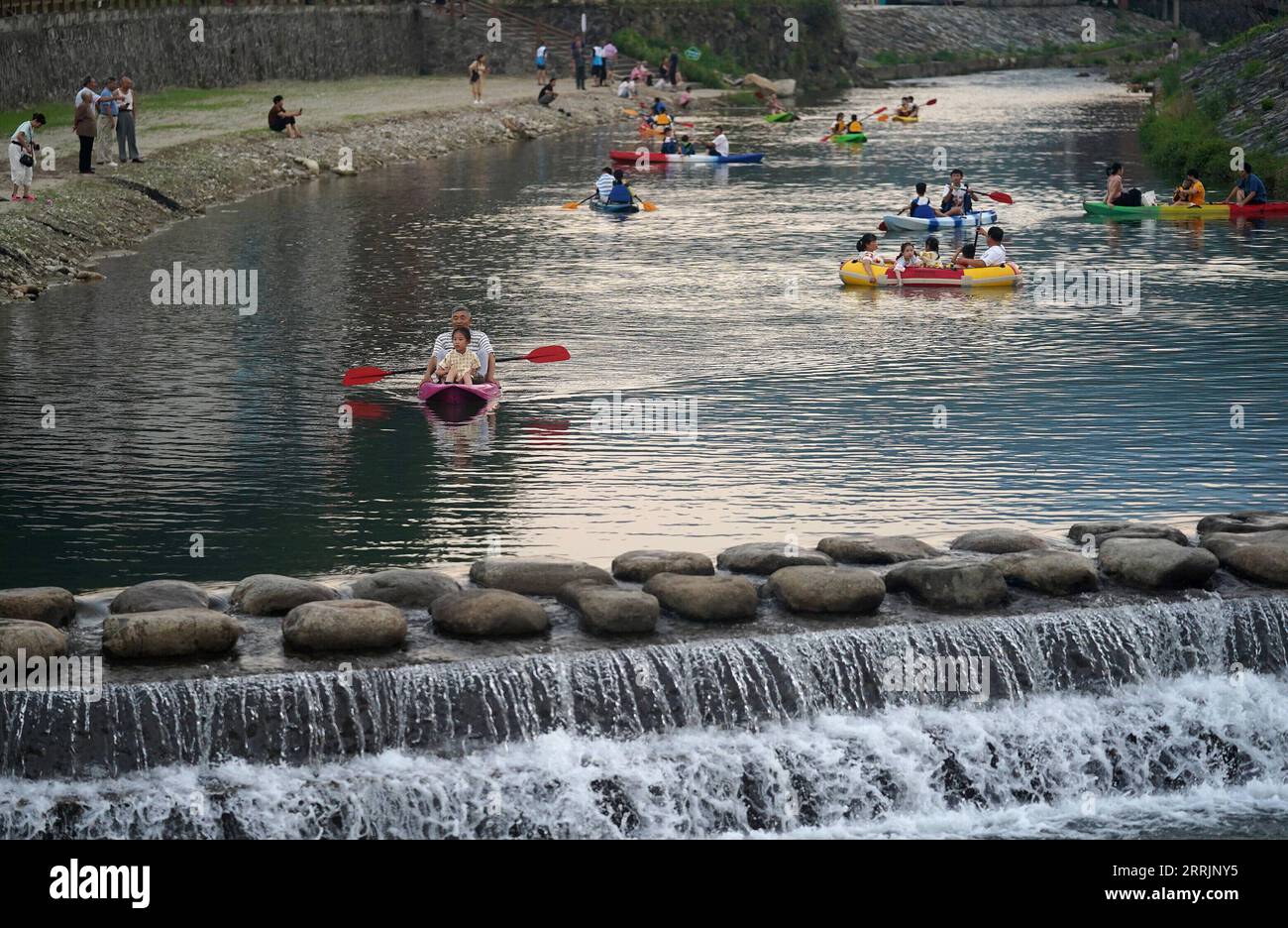 220731 -- JING AN, 31 juillet 2022 -- bateaux de ramage de touristes dans un ruisseau dans le village de Sanping de la ville de Zhongyuan dans le comté de Jing an, province de Jiangxi dans l'est de la Chine, 27 juillet 2022. Situé à une altitude de plus de 600 mètres, Zhongyuan Town dans la province de Jiangxi de l'est de la Chine a un taux de couverture forestière de près de 90%. En conséquence, la température moyenne ici est de 6 à 10 degrés Celsius plus froide que celle de la ville voisine de Nanchang, la capitale de la province du Jiangxi, ce qui fait de la ville une station estivale favorable pour les touristes pour échapper à la chaleur estivale. Cet endroit était frappé par la pauvreté, et nous avons gagné notre vie en coupant d Banque D'Images