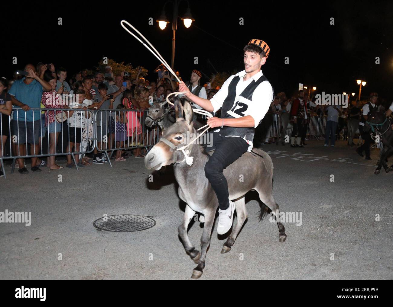 220802 -- TRIBUNJ, 2 août 2022 -- Un cavalier monte un âne lors de la 55e course traditionnelle Tribunj Donkey à Tribunj, Croatie, le 1 août 2022. /PIXSELL via Xinhua SPCROATIA-TRIBUNJ-ÂNE RACE DuskoxJaramaz PUBLICATIONxNOTxINxCHN Banque D'Images