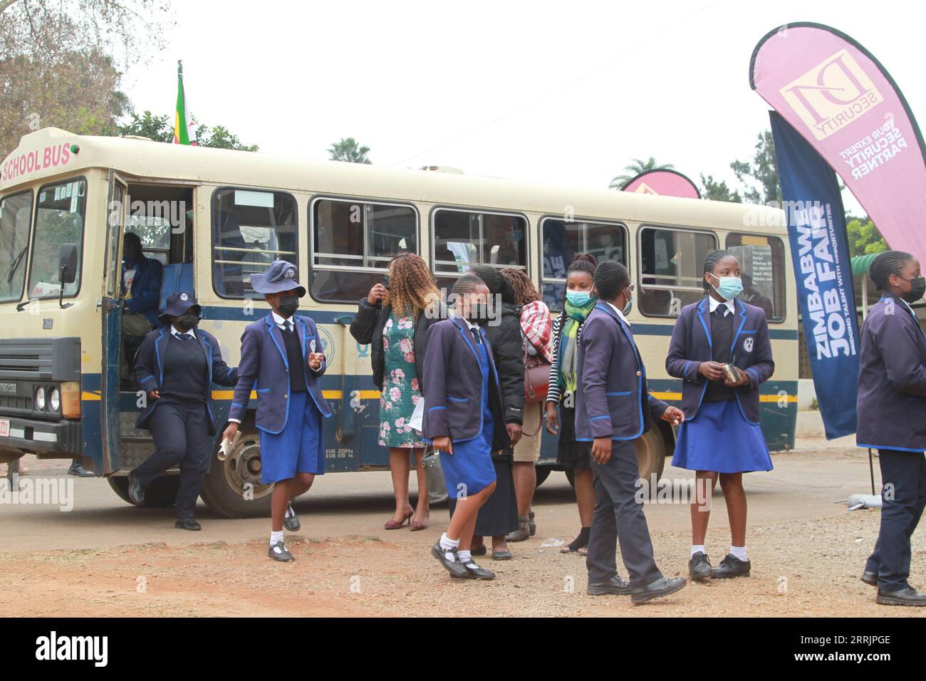 220802 -- HARARE, le 2 août 2022 -- des élèves du secondaire qui cherchent une orientation professionnelle arrivent à un salon de l'emploi à Harare, au Zimbabwe, le 2 août 2022. Le salon de l'emploi de deux jours au Zimbabwe s'est ouvert mardi. Organisé par le China Africa Economic and Culture Exchange Research Center et Victory Milestone Recruitment, l’événement a été à la hauteur de sa facturation, car un grand nombre de demandeurs d’emploi ont échangé des notes avec des employeurs potentiels et ont laissé le CV de leur curriculum vitae pour d’éventuels placements. ZIMBABWE-HARARE-SALON DE L'EMPLOI TafaraxMugwara PUBLICATIONxNOTxINxCHN Banque D'Images