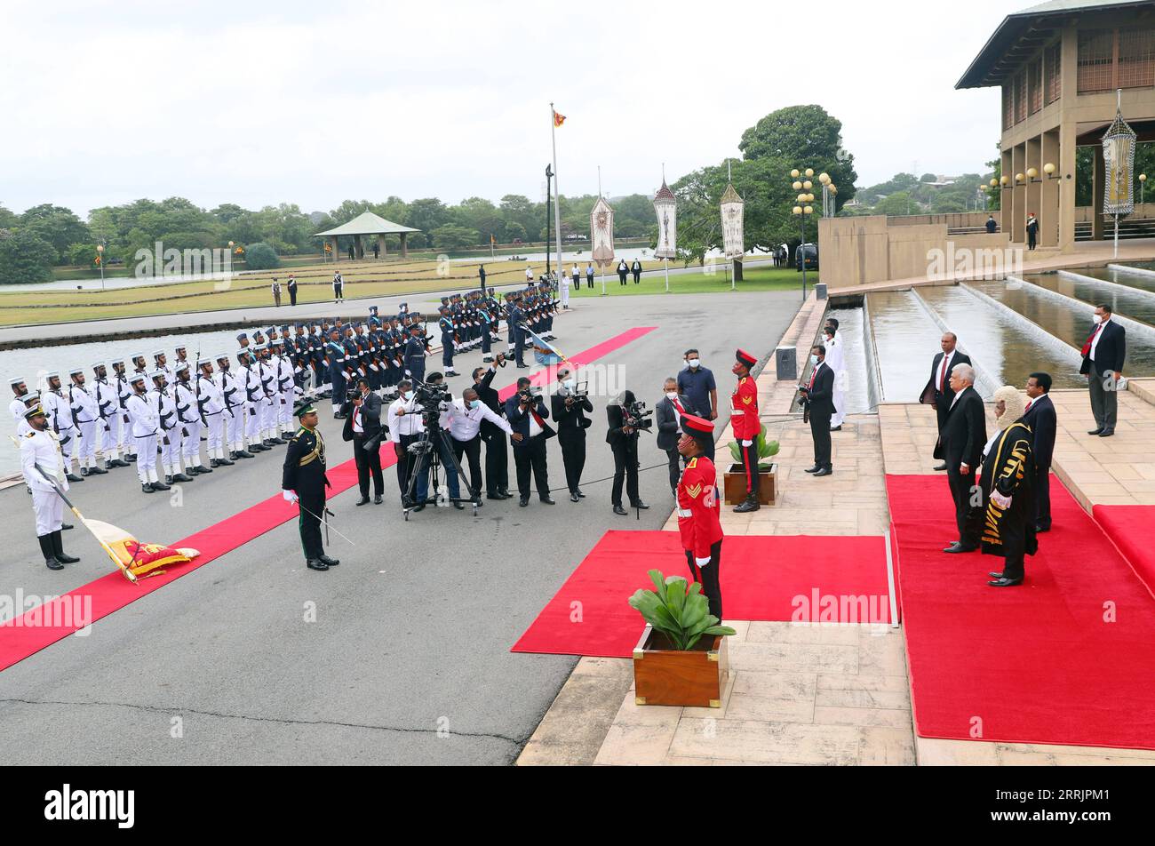 220803 -- COLOMBO, le 3 août 2022 -- le président sri-lankais Ranil Wickremesinghe reçoit la garde d'honneur pour l'ouverture de la troisième session de la 9e législature à Sri Jayawardenepura Kotte, Sri Lanka, le 3 août 2022. Le président sri-lankais Ranil Wickremesinghe a exhorté mercredi les partis politiques à se joindre à lui pour établir un gouvernement multipartite capable de sortir le Sri Lanka de la crise économique. En prononçant la déclaration de politique du gouvernement à la suite de la cérémonie d'ouverture de la troisième session de la 9e législature, Wickremesinghe a déclaré qu'il avait déjà entamé des discussions wi Banque D'Images