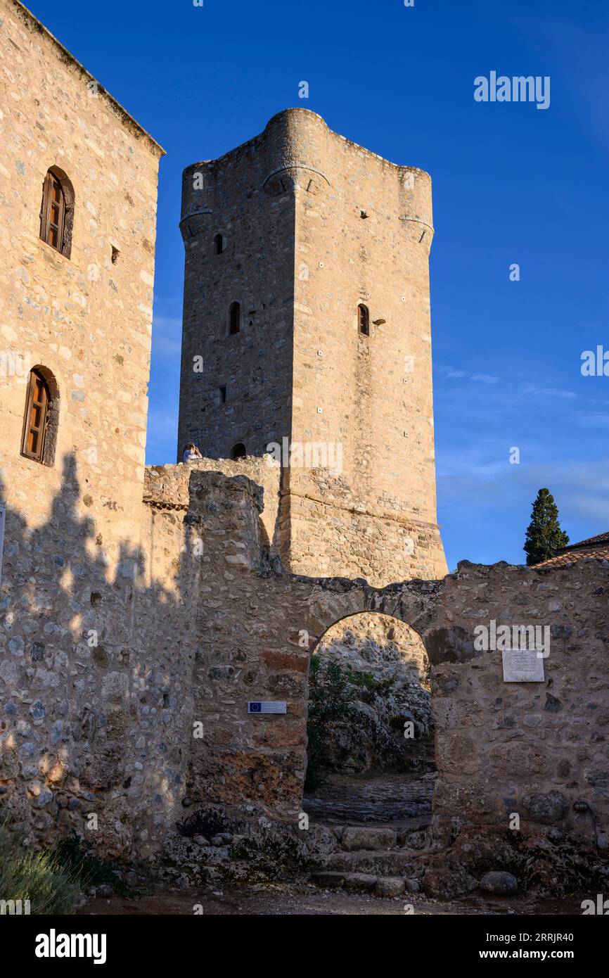 La tour en pierre et les maisons du complexe Troupakis - Mourtzinos/Petreas dans le Haut/Vieux Kardamyli, Mani extérieur, Peloponnesae, Grèce Banque D'Images