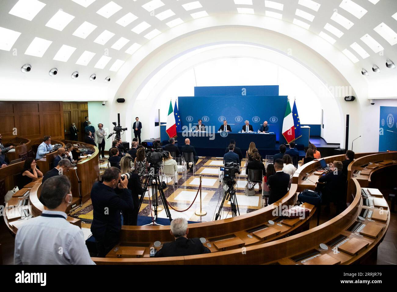 220804 -- ROME, le 4 août 2022 -- le Premier ministre italien Mario Draghi 3rd R, Rear assiste à une conférence de presse à Rome, Italie, le 4 août 2022. Mario Draghi a annoncé jeudi un paquet d'aide d'une valeur estimée à 17 milliards d'euros 17,3 milliards de dollars américains pour lutter contre la flambée de l'inflation et la sécheresse. Photo de /Xinhua ITALY-ROME-PM-PRESS CONFERENCE AlbertoxLingria PUBLICATIONxNOTxINxCHN Banque D'Images