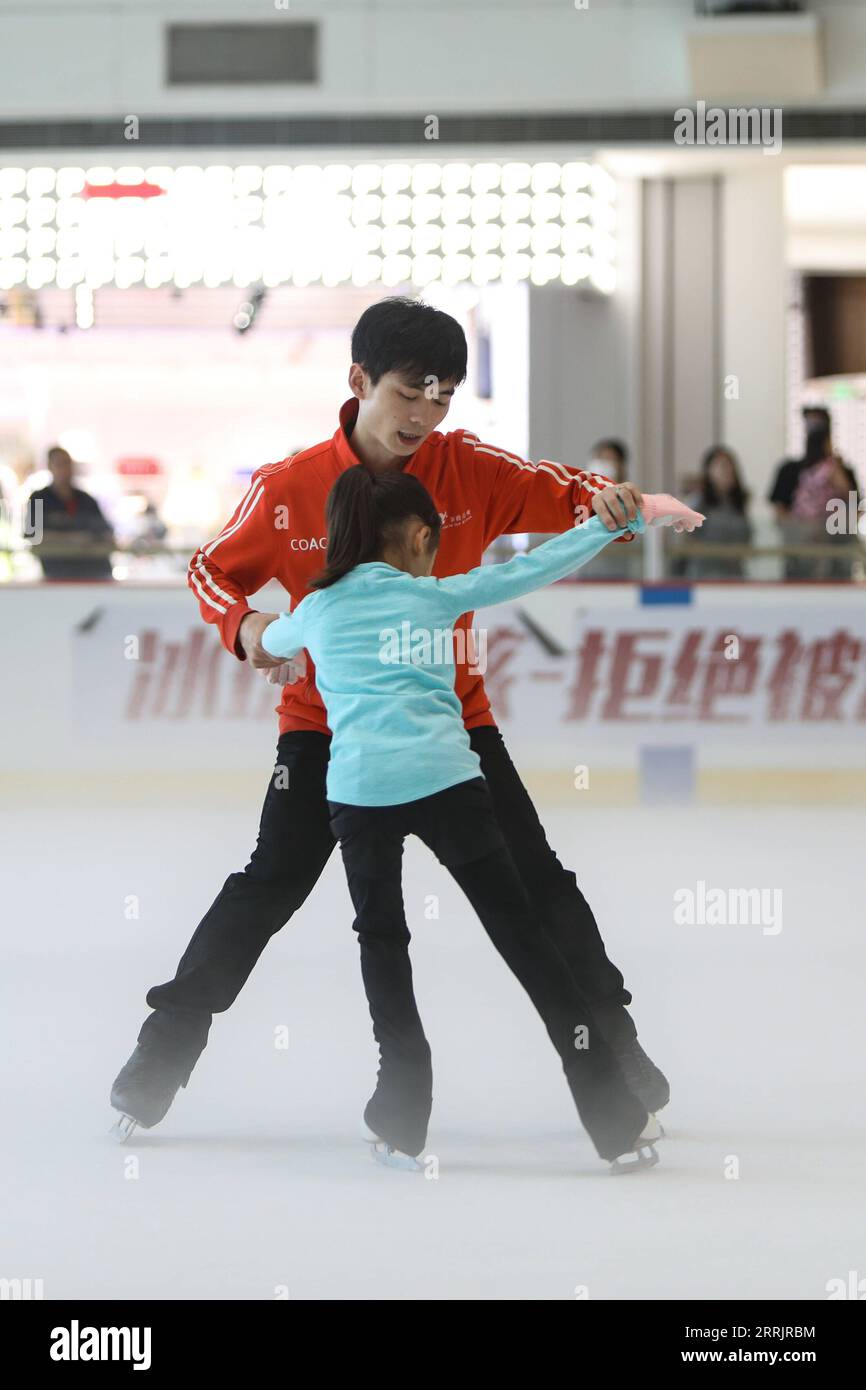 220805 -- SHENYANG, le 5 août 2022 -- Un enfant apprend le patinage artistique sous la direction d'un entraîneur sur une patinoire à Shenyang, dans la province du Liaoning au nord-est de la Chine, le 4 août 2022. CHINE-LIAONING-SHENYANG-VACANCES D'ÉTÉ-ENFANTS CN WANGXYIJIE PUBLICATIONXNOTXINXCHN Banque D'Images