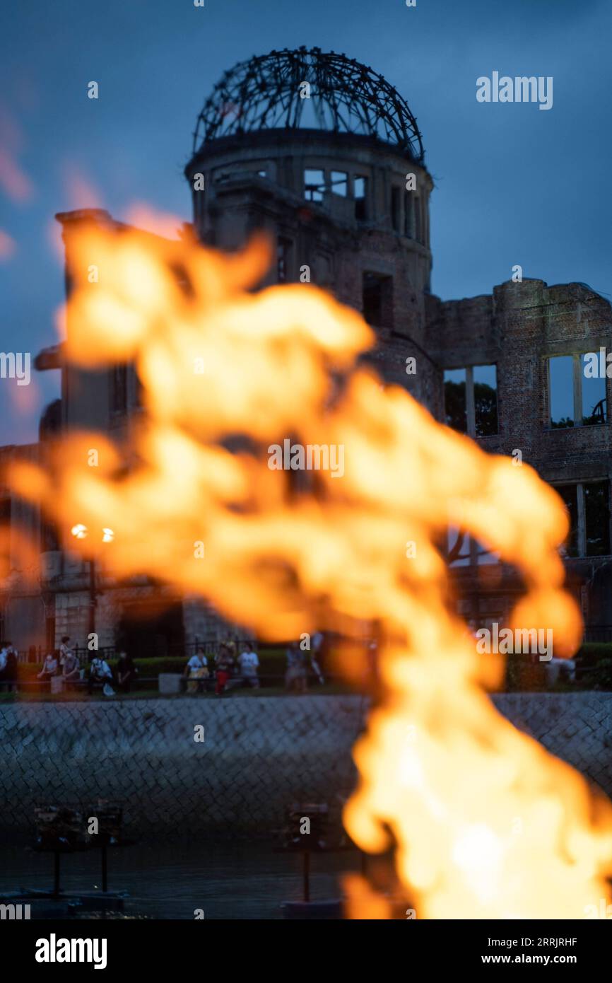 220806 -- HIROSHIMA, 6 août 2022 -- une photo prise le 5 août 2022 montre un feu de joie sur le site du bombardement atomique près du Parc commémoratif de la paix pour marquer le 77e anniversaire du bombardement atomique d'Hiroshima à Hiroshima, au Japon. Le Japon a célébré samedi le 77e anniversaire du bombardement atomique de sa ville d'Hiroshima, dans l'ouest du pays. Alors que le Japon regarde de près les tragédies qu ' il a vécues à la fin de la Seconde Guerre mondiale, les historiens et les esprits politiques de la communauté internationale ont encouragé le Japon à se considérer non seulement comme des victimes des bombardements atomiques, mais aussi comme le perpétuateur Banque D'Images