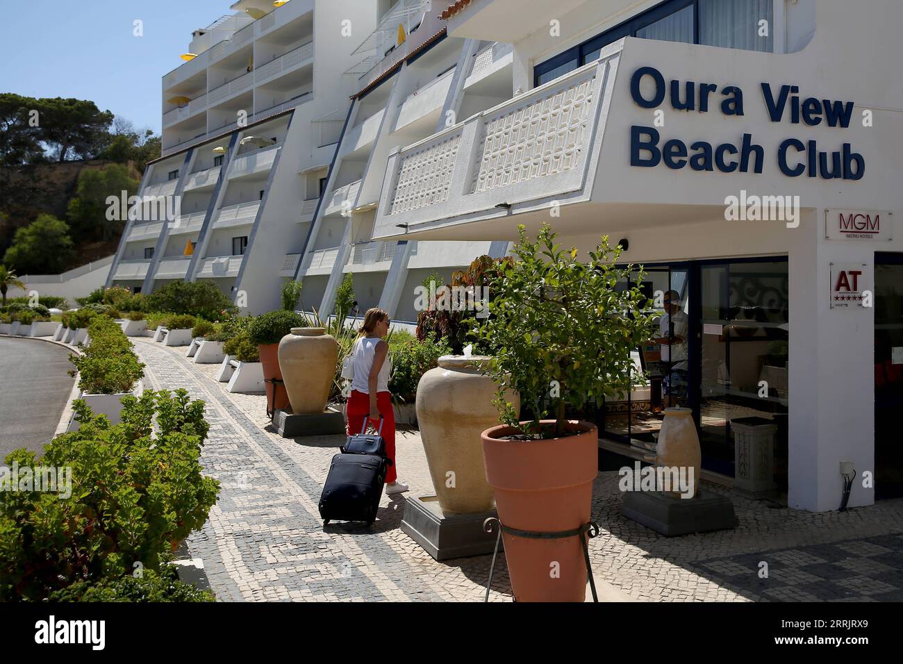 220808 -- LISBONNE, 8 août 2022 -- Un touriste arrive à un hôtel à Albufeira, région de l'Algarve, Portugal le 6 août 2022. Le tourisme rebondit rapidement au Portugal. Photo de /Xinhua PORTUGAL-TOURISM-REBOUND PedroxFiuza PUBLICATIONxNOTxINxCHN Banque D'Images