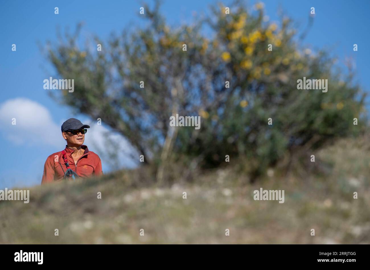 220808 -- XINJIANG, 8 août 2022 -- Chen Ruifeng se repose dans la banlieue sud d Urumqi, dans la région autonome ouïgoure du Xinjiang, au nord-ouest de la Chine, le 11 juin 2022. Né au Xinjiang, Chen Ruifeng, 52 ans, est un amateur de parapente. Il dit qu'il a envie d'avoir ses propres ailes quand le parapente s'ouvre. En 2016, Chen Ruifeng commence à pratiquer le parapente. Plus tard, il a rejoint un club local et a reçu son certificat de pilotage après la formation. Passionné de plein air, il s’engage également dans le Trail running, l’alpinisme et l’escalade sur glace. Selon lui, le terrain unique du Xinjiang, comme moun Banque D'Images