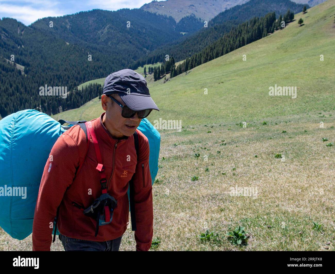 220808 -- XINJIANG, 8 août 2022 -- Chen Ruifeng monte sur son terrain de décollage dans le comté de Jimsar, dans la région autonome ouïgoure du Xinjiang, au nord-ouest de la Chine, le 21 mai 2022. Né au Xinjiang, Chen Ruifeng, 52 ans, est un amateur de parapente. Il dit qu'il a envie d'avoir ses propres ailes quand le parapente s'ouvre. En 2016, Chen Ruifeng commence à pratiquer le parapente. Plus tard, il a rejoint un club local et a reçu son certificat de pilotage après la formation. Passionné de plein air, il s’engage également dans le Trail running, l’alpinisme et l’escalade sur glace. Selon lui, le terrain unique du Xinjiang, tels que Banque D'Images