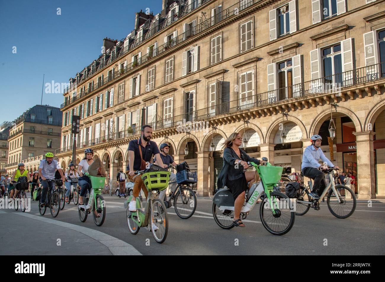 Paris, France. 07 septembre 2023. Parisiens en vélo rue de Rivoli à Paris pendant l'heure de pointe du soir à Paris, France le 7 septembre 2023. Anne hidalgo, maire de Paris, s'est engagée à faire de la ville lumière 100% cyclable d'ici 2026. Une expérience écologique pour faire de Paris une capitale européenne du cyclisme a conduit des milliers de personnes à pédaler quotidiennement avec des embouteillages sur les voies cyclables pendant les heures de pointe. Photo de Christophe Geyres/ABACAPRESS.COM crédit : Abaca Press/Alamy Live News Banque D'Images