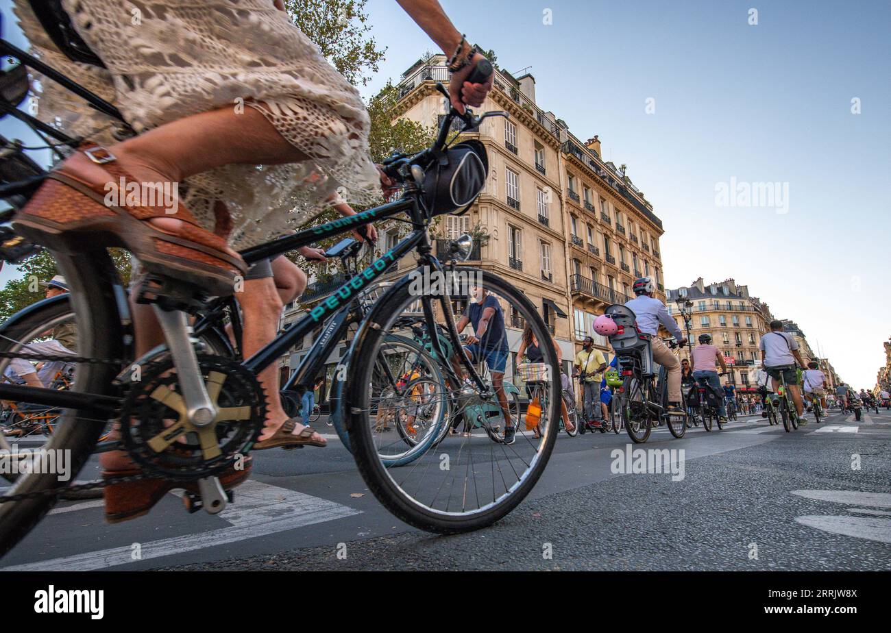 Paris, France. 07 septembre 2023. Parisiens en vélo rue de Rivoli à Paris pendant l'heure de pointe du soir à Paris, France le 7 septembre 2023. Anne hidalgo, maire de Paris, s'est engagée à faire de la ville lumière 100% cyclable d'ici 2026. Une expérience écologique pour faire de Paris une capitale européenne du cyclisme a conduit des milliers de personnes à pédaler quotidiennement avec des embouteillages sur les voies cyclables pendant les heures de pointe. Photo de Christophe Geyres/ABACAPRESS.COM crédit : Abaca Press/Alamy Live News Banque D'Images