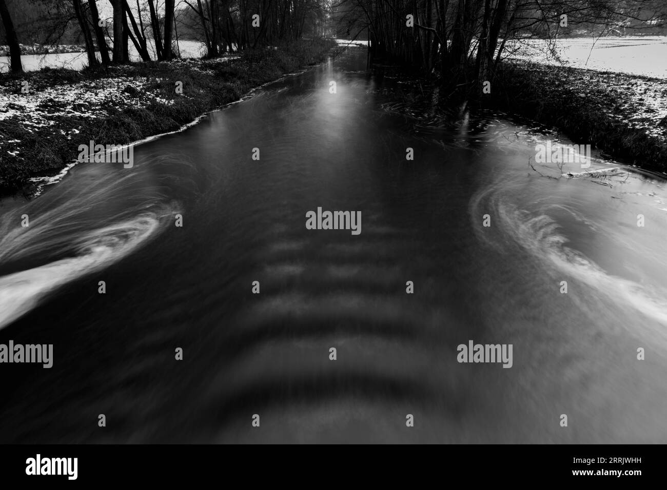 Exposition à long terme d'une rivière en hiver en Allemagne, noir et blanc Banque D'Images
