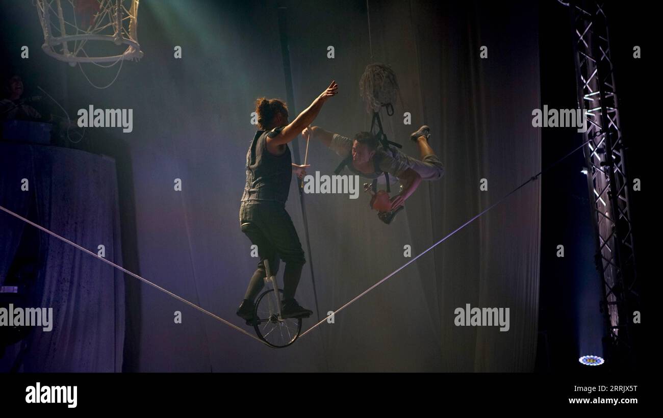 220812 -- PRAGUE, le 12 août 2022 -- des artistes de la compagnie de cirque suédoise Cirkus Cirkor se produisent le jour de l'ouverture du festival Leni Letna, un festival international de cirque contemporain et de théâtre, à Prague, République tchèque, le 11 août 2022. Photo de /Xinhua RÉPUBLIQUE TCHÈQUE-PRAGUE-FESTIVAL DU CIRQUE DanaxKesnerova PUBLICATIONxNOTxINxCHN Banque D'Images