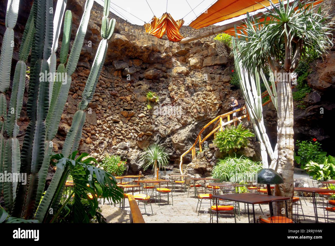 Punta Mujeres, Lanzarote, Îles Canaries, Espagne - 30 mars 2023 : le restaurant en plein air des grottes de lave Jameos del Agua, conçu par Cesar Manrique. Banque D'Images