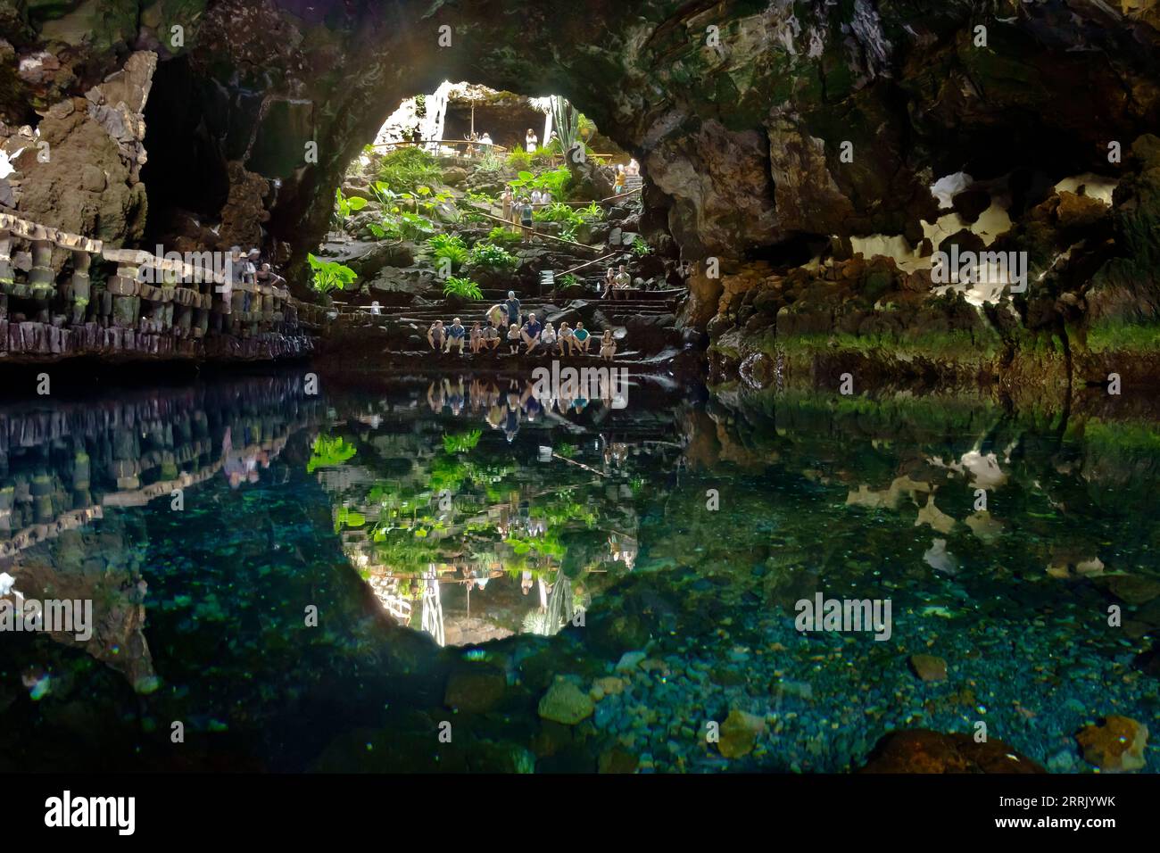 Punta Mujeres, Lanzarote, Îles Canaries, Espagne - 30 mars 2023 : touristes au lac d'eau salée dans la grotte de lave de Jameos del Agua, par Cesar Manrique. Banque D'Images