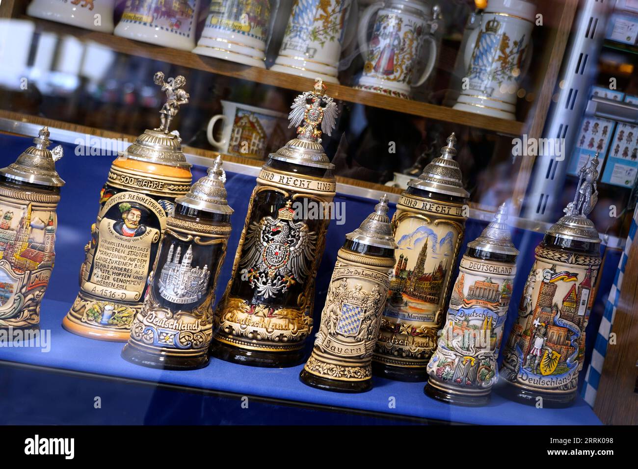 Allemagne, Bavière, Munich, zone piétonne, commerce de détail, vitrine, tasses à bière bavaroises historiques Banque D'Images