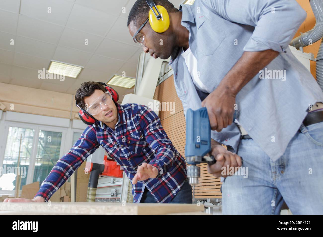 menuisiers détenant le produit fini construit Banque D'Images