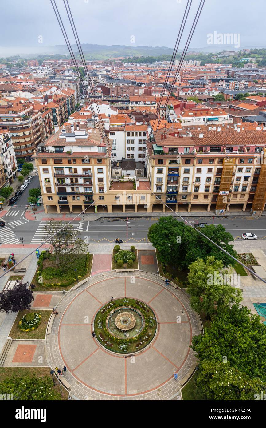 Vue de la Plaza Puente et Las Arenas à Getxo, Biscaye, pays Basque, Espagne depuis la hauteur du pont de Vizcaya, avec des câbles soutenant le pont Banque D'Images